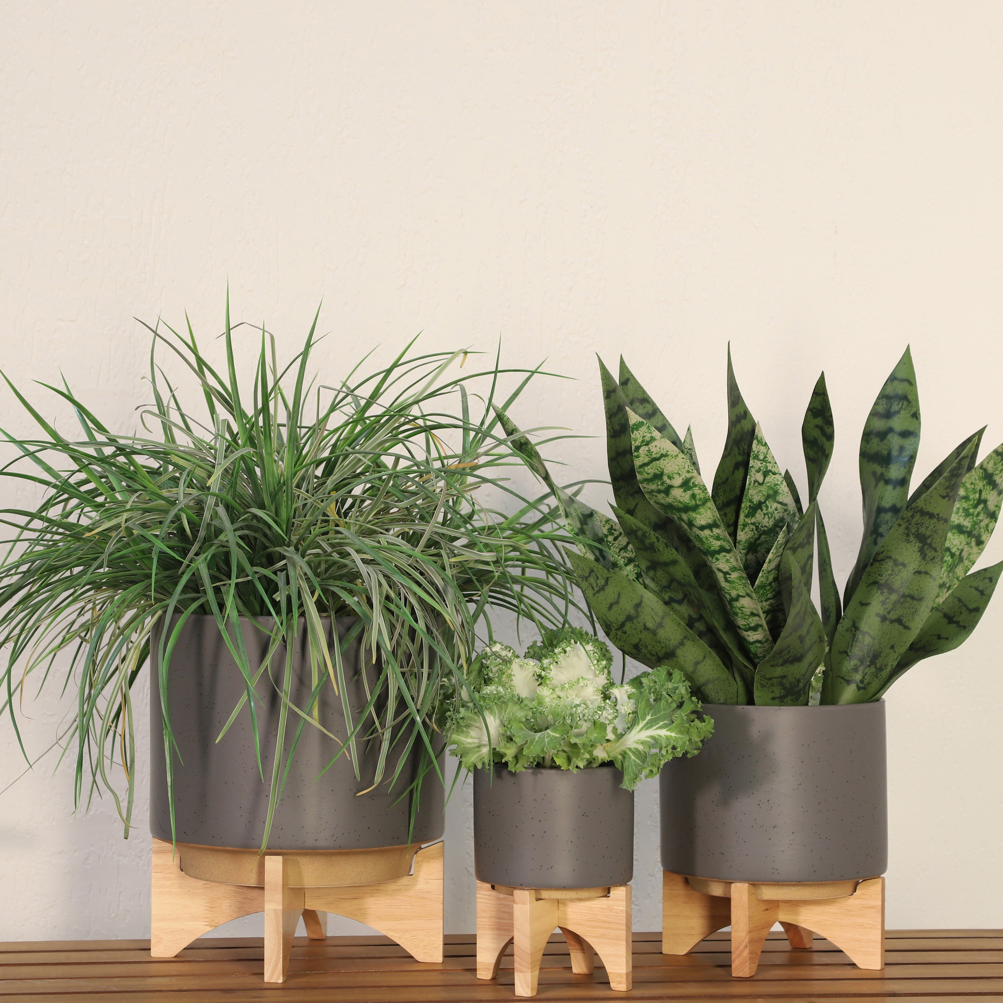 5" PLANTER W/ WOOD STAND, MATTE GRAY--1